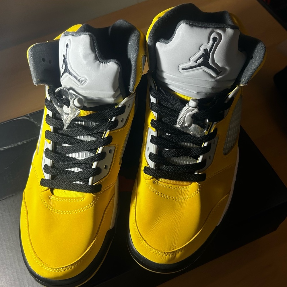 Jordan Sneakers Yellow and Black - Picture 2 of 4
